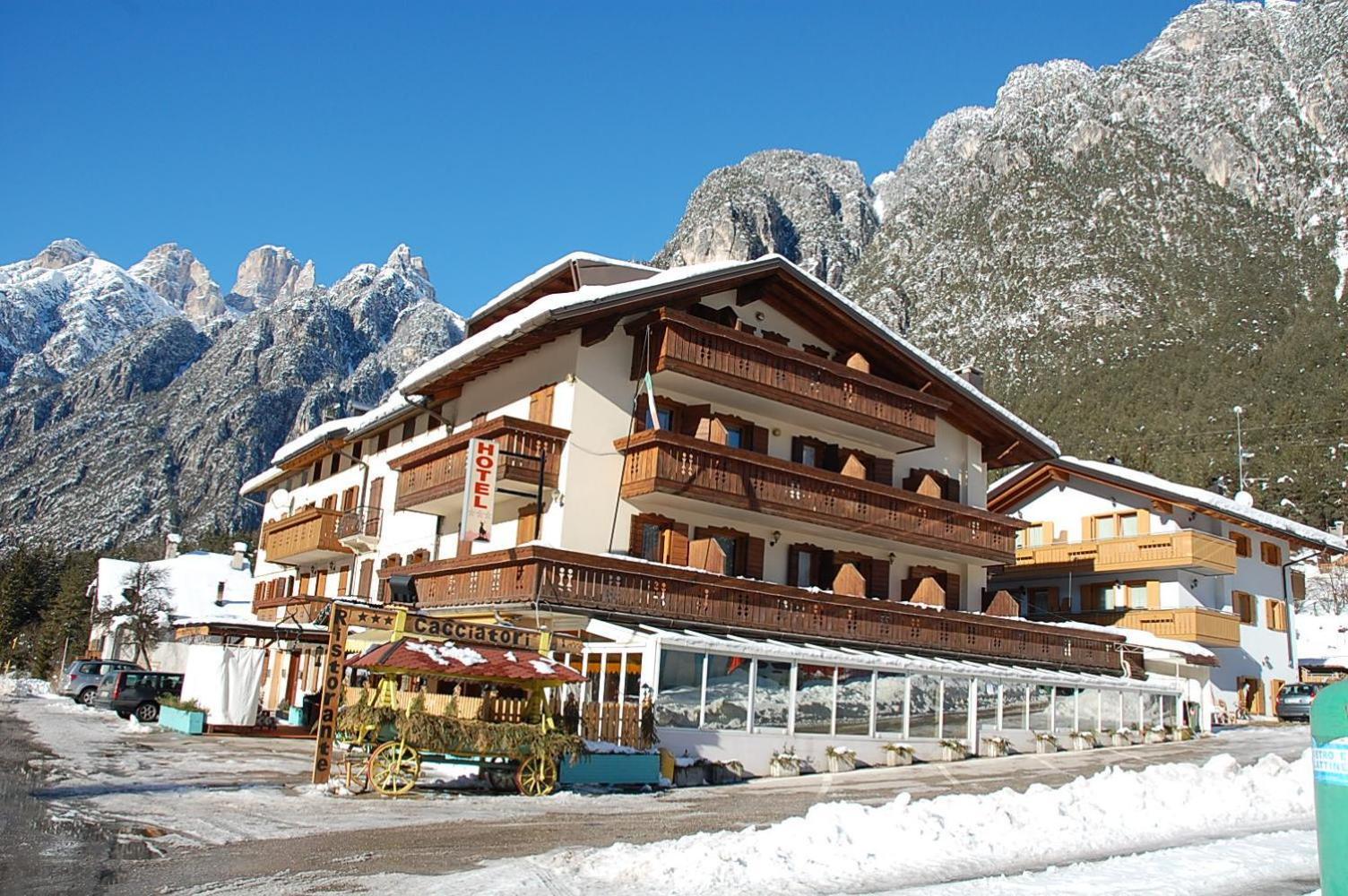 Albergo Ristorante Cacciatori 奥伦佐卡多利 外观 照片