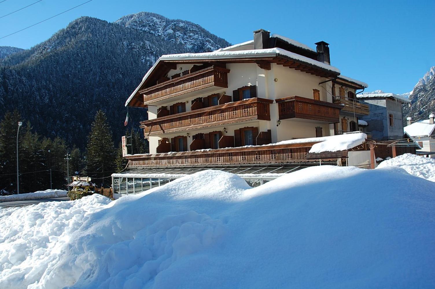Albergo Ristorante Cacciatori 奥伦佐卡多利 外观 照片