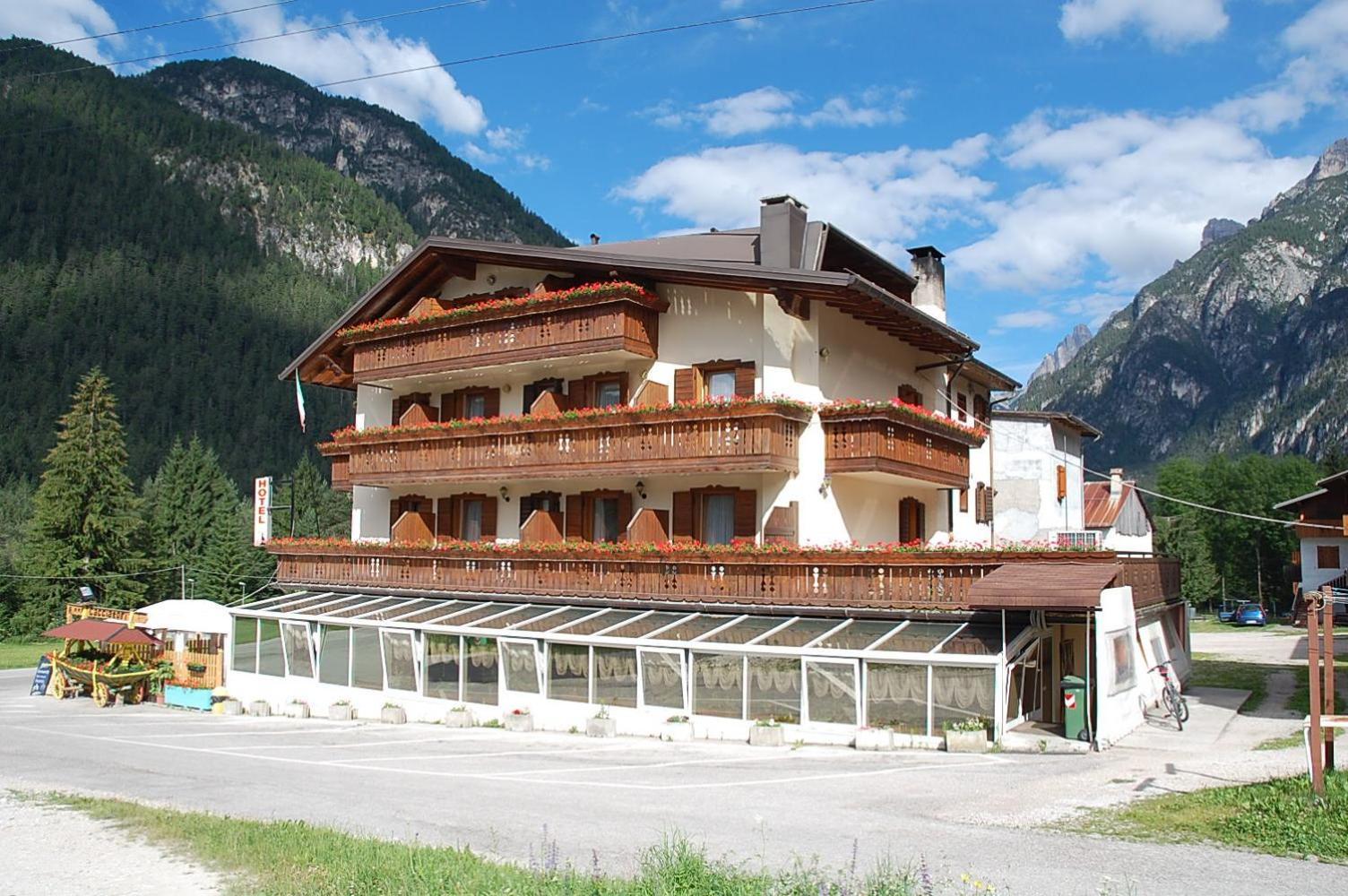 Albergo Ristorante Cacciatori 奥伦佐卡多利 外观 照片