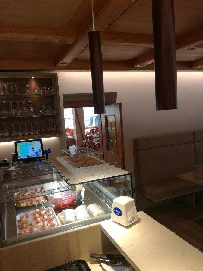 Albergo Ristorante Cacciatori 奥伦佐卡多利 外观 照片
